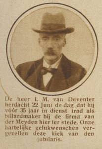 871283 Portret van J.M. van Deventer (Balistraat 85) te Utrecht, die 35 jaar als biljartmaker in dienst is bij ...
